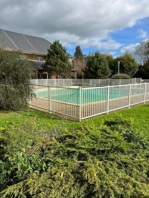 Studio Avec Piscine Pres D'Honfleur Equemauville Exterior photo